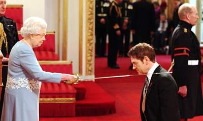 Momentos en que Kenneth Branagh recibía el título de "sir" por parte de la Reina